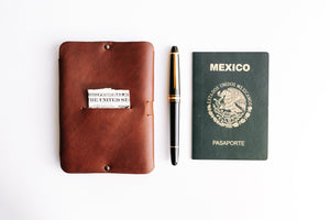 Lo Esencial Passport Wallet II